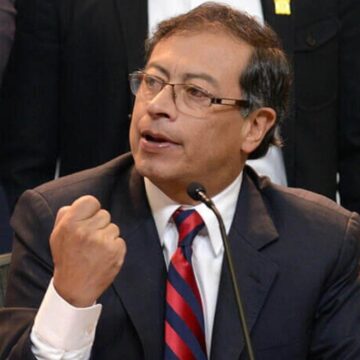 Tildan de ‘expropiador’ a Petro por proponer la compra de tierras de Uribe