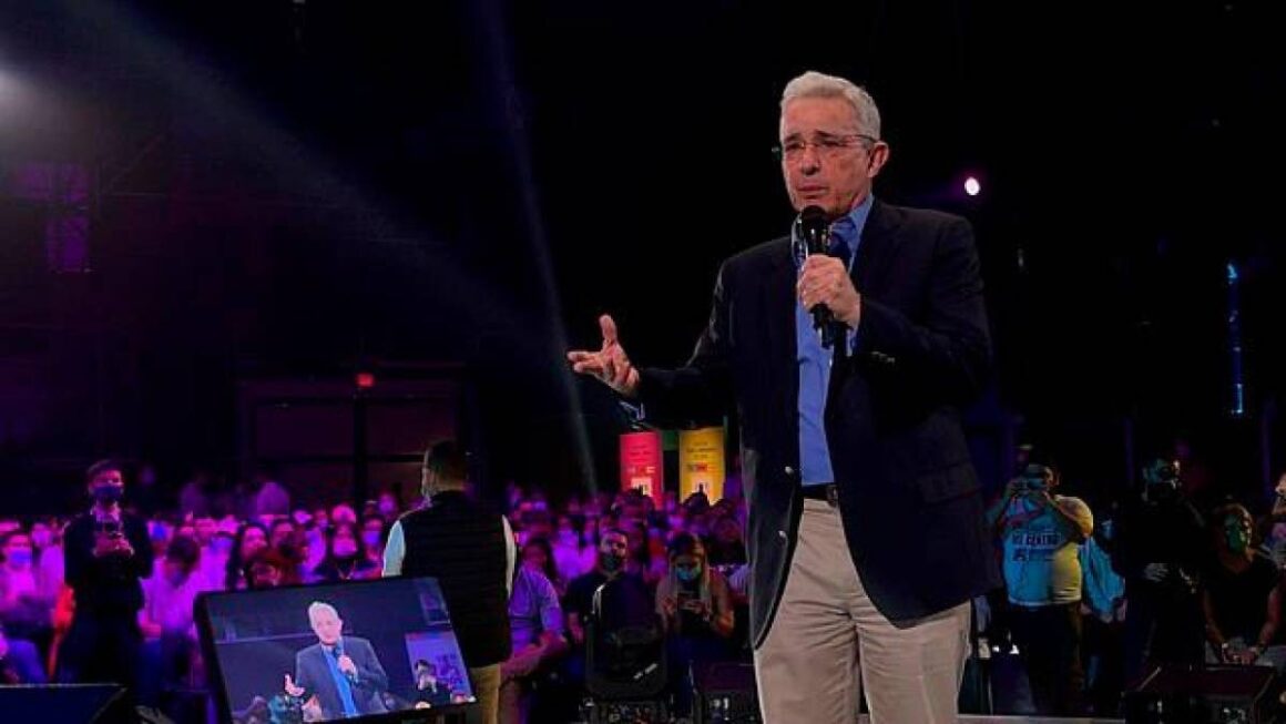 Uribe regresó a la tarima