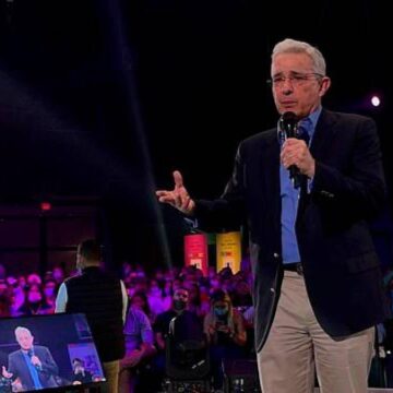 Uribe regresó a la tarima