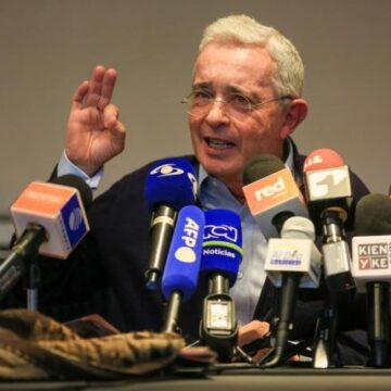 Militantes del CD podrán votar en consultas: Uribe