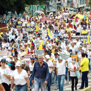 Multitudinarias marchas contra Petro