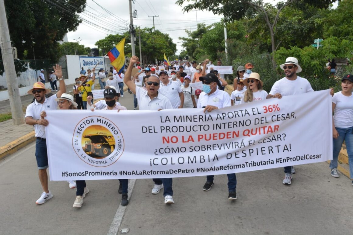 Colombia indignada con tributaria y demás tropelías petristas