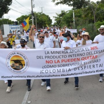 Colombia indignada con tributaria y demás tropelías petristas
