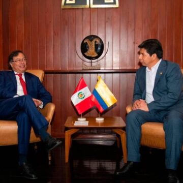 Petro aboga por fracasado golpista de Perú