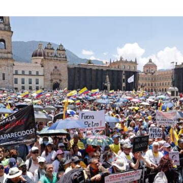 Significativas marchas contra Petro
